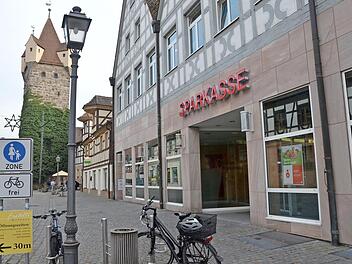 Die große Sparkassen-Filiale in der Herzogenauracher Hauptstraße  Foto: Bernhard Panzer