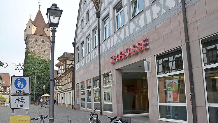 Die große Sparkassen-Filiale in der Herzogenauracher Hauptstraße  Foto: Bernhard Panzer