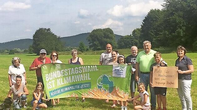 Mitglieder der &bdquo;B&uuml;rgerinitiative Johannisthal&ldquo; und des Bundes Naturschutz protestierten gegen den vierspurigen Ausbau der B&nbsp;173.