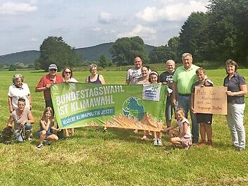 Mitglieder der „Bürgerinitiative Johannisthal“ und des Bundes Naturschutz protestierten gegen den vierspurigen Ausbau der B 173.