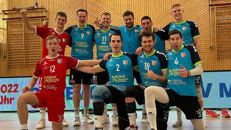 Eine starke Truppe: Unser Bild zeigt die Hammelburg Volleys nach ihrem 3:0-Sieg in Gotha. Bereits am Vortag hatte es Grund zum Jubeln gegeben. Foto: Hammelburg Volleys