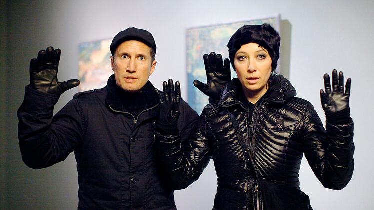 Die österreichische Komödie "Alles Schwindel" erzählt top besetzt mit - unter anderen - Benno Fürmann und Ursula Strauss von Kunstfälschern und Dieben, Modedesignern und Adeligen, die nicht mal Geld für ein bisschen Benzin übrig haben. Mit andern Worten: Ein Film über den schönen Schein des Lebens.