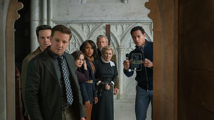 Für eine Rolle in einem "Knives Out"-Film steht Hollywood Schlange (von links): Andrew Scott, Jeremy Renner, Cailee Spaeny, Kerry Washington, Thomas Haden Church, Glenn Close und Daryl McCormack.