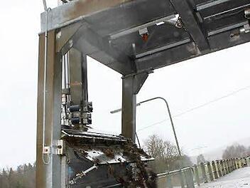 Am Wehr bei Hausen räumt ein automatischer Schieber den Unrat aus dem Main.