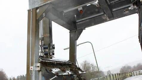 Am Wehr bei Hausen räumt ein automatischer Schieber den Unrat aus dem Main.