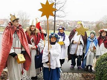 Stefan, Romina, Simon, Ricarda, Valentina, 'Kaola', Andreas und Jasmin (v. l.) trafen sich zufällig vor einem Haus. Foto: Heike Reinersmann
