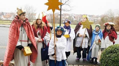 Stefan, Romina, Simon, Ricarda, Valentina, 'Kaola', Andreas und Jasmin (v. l.) trafen sich zufällig vor einem Haus. Foto: Heike Reinersmann