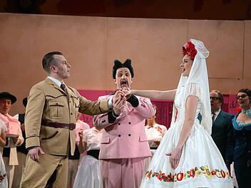 Der Schein trügt: Bis zum tatsächlichen Happy End ist es noch weit. Szene aus dem Coburger "Zigeunerbaron" mit (von links) Karsten Münster als Barinkay, Michael Lion als Zsupán und Julia Klein als dessen Tochter Arsena.Fotos: Henning Rosenbusch