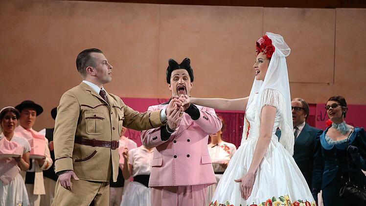 Der Schein trügt: Bis zum tatsächlichen Happy End ist es noch weit. Szene aus dem Coburger "Zigeunerbaron" mit (von links) Karsten Münster als Barinkay, Michael Lion als Zsupán und Julia Klein als dessen Tochter Arsena.Fotos: Henning Rosenbusch