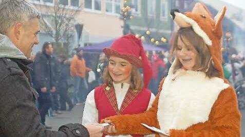 Charlotte Ritz (Zwerg) und Leni Rüttinger ( Fuchs) werben für die Heldritter Waldbühne.