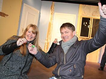 Offizielle Schlüsselübergabe: Das Kulmbacher Kleinkunst-Brettla geht in die Winterpause - und deshalb überreicht Manfred Spindler (rechts) vom KKB den Schlüssel fürs Kleinkunstbrettla an die Vorsitzende der Buschklopfer, Carolin Wagner. Foto: Sonja Adam