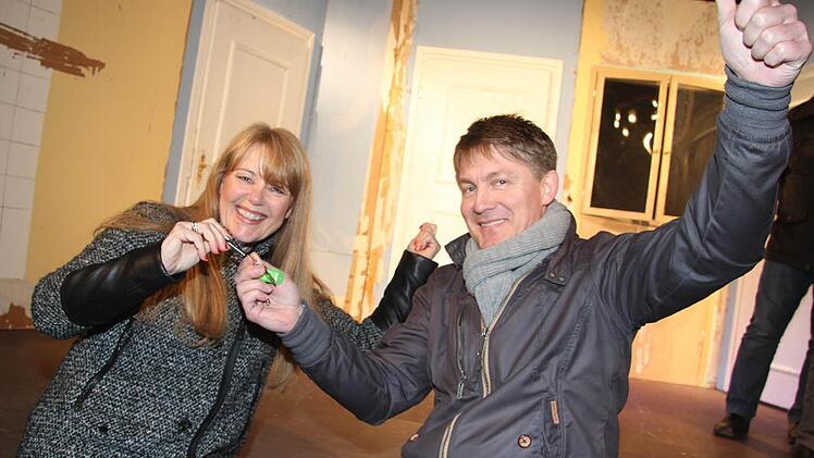 Offizielle Schlüsselübergabe: Das Kulmbacher Kleinkunst-Brettla geht in die Winterpause - und deshalb überreicht Manfred Spindler (rechts) vom KKB den Schlüssel fürs Kleinkunstbrettla an die Vorsitzende der Buschklopfer, Carolin Wagner. Foto: Sonja Adam