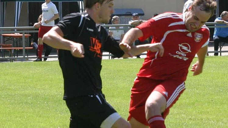 Eine läuferisch und kämpferisch starke Vorstellung bot der Eberner Jonas Ludewig (rechts, rotes Trikot), der im Zweikampf mit seinem Aubstadter Gegenspieler den Ball blockt.