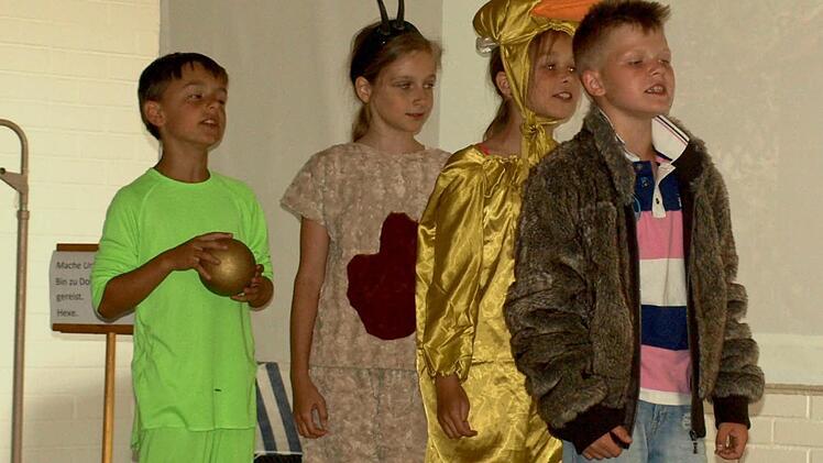 Die "Wallenfelser Stadtmusikanten" - von links der Froschkönig, das kleine Geißlein, die Goldenen Gans und der Wolf. Foto: Susanne Deuerlein