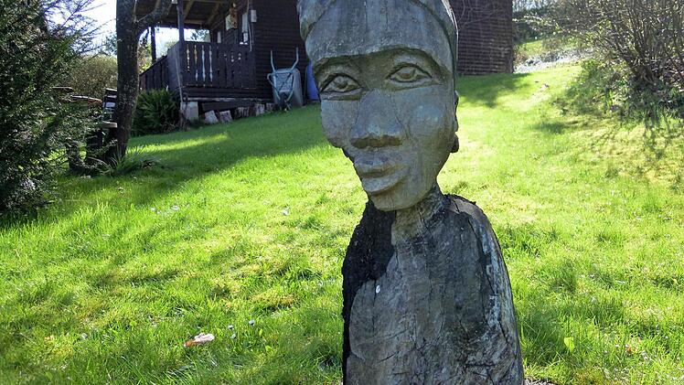 Im Garten des Cafés Sonnenkanzel in Züntersbach findet sich auch Geschnitztes aus Afrika. Foto: Julia Raab