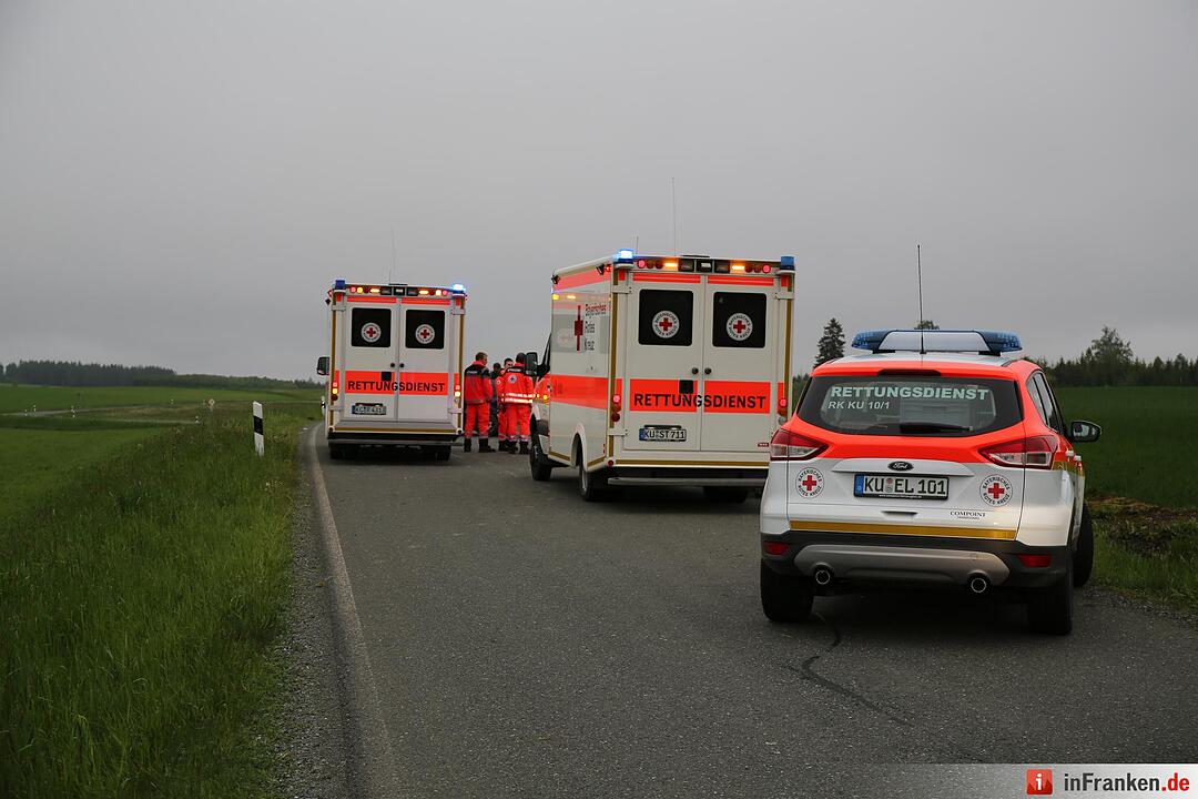 Mann aus Auto geschleudert und schwer verletzt - Pkw in der Kurve von Straße abgekommen und ueberschlagen