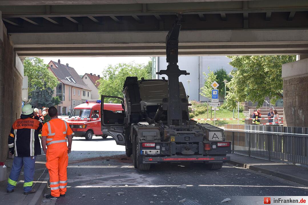 Lkw mit Kranaufbau fährt sich unter Brücke fest