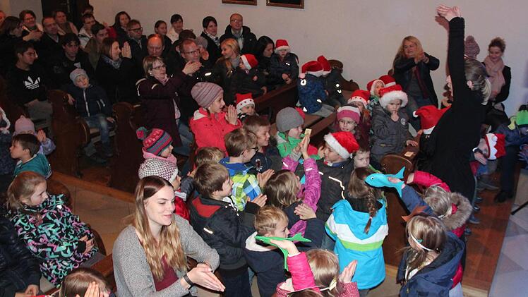 Die Kindergartenkinder bei ihrem Auftritt. Foto: Johanna Blum