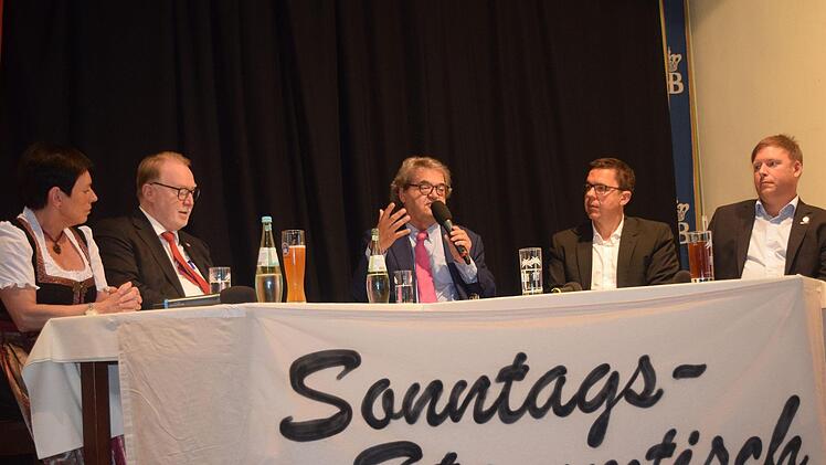 Landrätin Christine Zitzmann, CSU-Kandidat Hans Michelbach, Moderator Helmut Markwort, Radio-Eins-Chefredakteur Thomas Apfel und Kreishandwerksmeister Jens Beland (von links) diskutierten über Politikverdrossenheit und populistische Tendenzen. Foto: Daniela Pondelicek