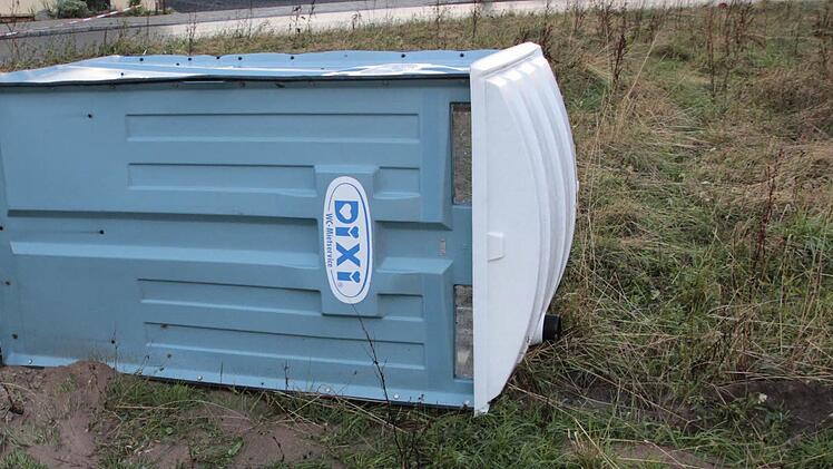 Symbolbild: Josef Hofbauer. Einen gef&auml;hrlichen Streich erlaubten sich Unbekannte am Freitagabend in Neustadt bei Coburg. Sie stellten einen Bauzaun quer &uuml;ber die Fahrbahn und warfen eine Toilettenkabine auf die Stra&szlig;e.