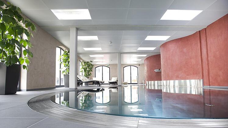 Poolbereich im Hotel Freihof im Landkreis Kitzingen.