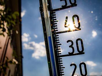 Temperaturen von deutlich über 30 Grad Celsius, kritisierte Oliver Schüßler, machten die Gemeinderatsarbeit im Sitzungssaal von Heßdorf zu einer Zumutung.Symbolfoto: Frank Rumpenhorst/dpa