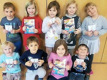 Die Vorschulkinder aus dem "Mäuseloch" zeigen stolz ihr Infomaterial vom "Feuerwehrmann Sam". Foto: Susanne Deuerling