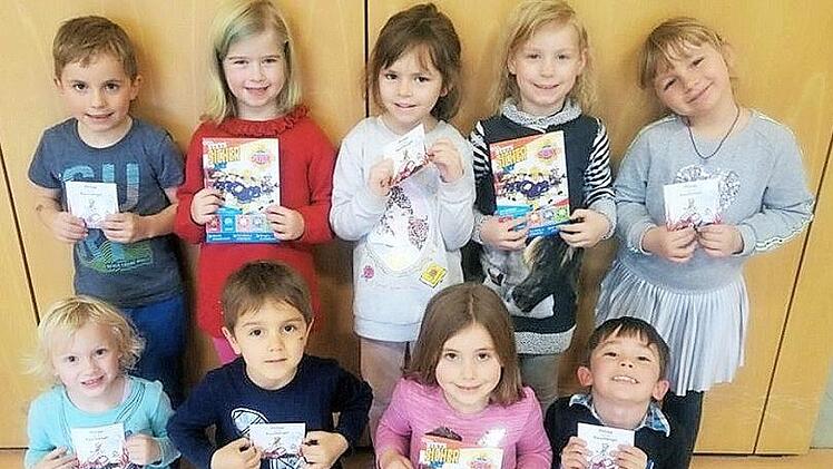 Die Vorschulkinder aus dem "Mäuseloch" zeigen stolz ihr Infomaterial vom "Feuerwehrmann Sam". Foto: Susanne Deuerling