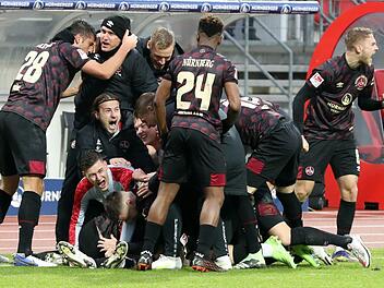 So fühlt sich ein Derby-Sieg an: Die Nürnberger feiern Asger Sörensen, der den Mittelfranken mit seinem Treffer in der Nachspielzeit den 2:1-Sieg gegen die Würzburger Kickers sicherte. Sportfoto Zink
