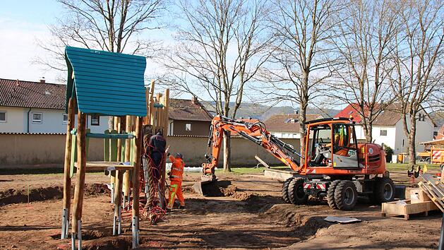 Die Mitarbeiter des Bauhofes packen &uuml;berall mit an, hier beim Spielplatz in der Tilsiter Stra&szlig;e. Jetzt hat der Stadtrat den Bauantrag f&uuml;r den neuen Bauhof auf den Weg gebracht.