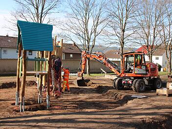 Die Mitarbeiter des Bauhofes packen überall mit an, hier beim Spielplatz in der Tilsiter Straße. Jetzt hat der Stadtrat den Bauantrag für den neuen Bauhof auf den Weg gebracht.