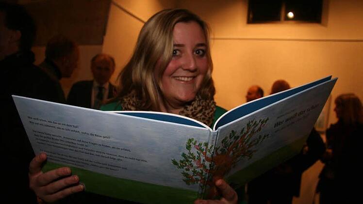 Caroline Katen ist stolz und glücklich, dass das Buch nun da ist: Sie hat sich im Vorfeld um Sponsoren gekümmert.