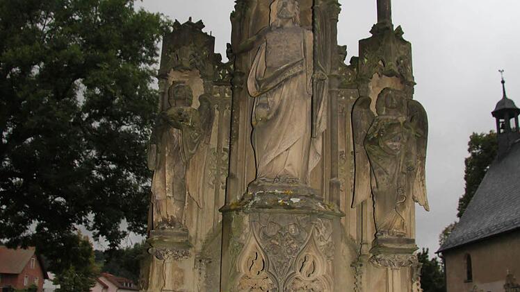 Das Grabmal der Familie Zimmermann zählt zu den schönsten bildhauerischen Arbeiten des Friedhofs: Es wurde wohl in der Bildhauerwerkstatt Köstner angefertigt.