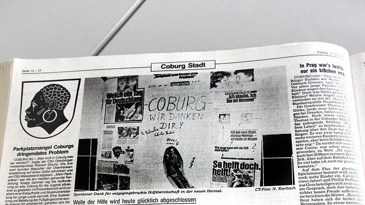 Das Tageblatt vom 4. Oktober 1990: Auf einem Plakat dankten die Flüchtlinge aus der DDR den Coburgern für ihre spontane Hilfe.   Repro: C. Lehmann