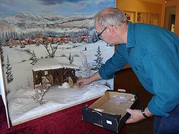 Der Langenleitener Künstler Herbert Holzheimer beim Aufbau seiner Rhöner Schneekrippe im Bruder-Franz-Haus auf dem Kreuzberg.  Foto: Marion Eckert