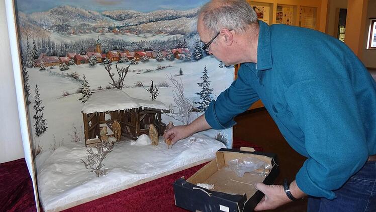 Der Langenleitener Künstler Herbert Holzheimer beim Aufbau seiner Rhöner Schneekrippe im Bruder-Franz-Haus auf dem Kreuzberg.  Foto: Marion Eckert
