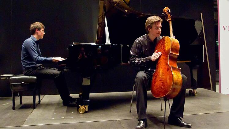 Nicolai Gerassimez (Klavier) und Wassily Gerassimez (Violoncello) beim Gastspiel in Coburg.Foto: Jochen Berger