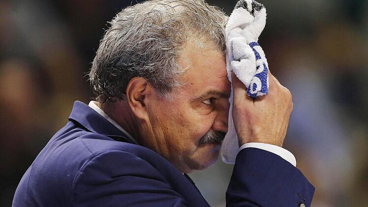 Sassaris Coach Romeo Saccetti musste mit seinem Team die fünfte Niederlage in der Euroleague hinnhemen und beendete die Vorrunde somit sieglos. Foto: Archiv-EPA/Jorge Zapata