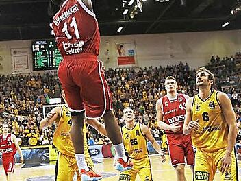 Brad Wanamaker stopft den Ball in den Ludwigsburger Korb. In der Pokal-Quali sind die Brose Baskets an gleicher Stelle erneut gefordert.
