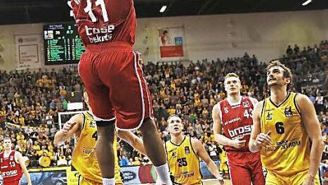 Brad Wanamaker stopft den Ball in den Ludwigsburger Korb. In der Pokal-Quali sind die Brose Baskets an gleicher Stelle erneut gefordert.