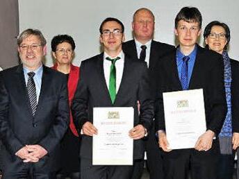 Die erfolgreichen Absolventen aus dem Landkreis Kulmbach, Christian Hugel aus Neuenmarkt und Jürgen Schwarzott aus Wonsees (mit Urkunden, von rechts). Foto: Stephan Herbert Fuchs