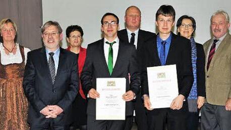 Die erfolgreichen Absolventen aus dem Landkreis Kulmbach, Christian Hugel aus Neuenmarkt und Jürgen Schwarzott aus Wonsees (mit Urkunden, von rechts). Foto: Stephan Herbert Fuchs