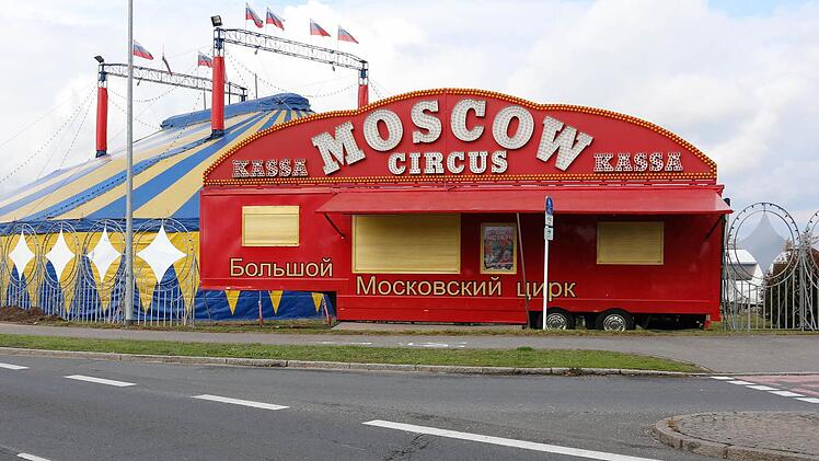 Kasse und Zelt des Moskauer Circus' am Berliner Ring müssen übers Wochenende geschlossen bleiben. Foto: Matthias Hoch