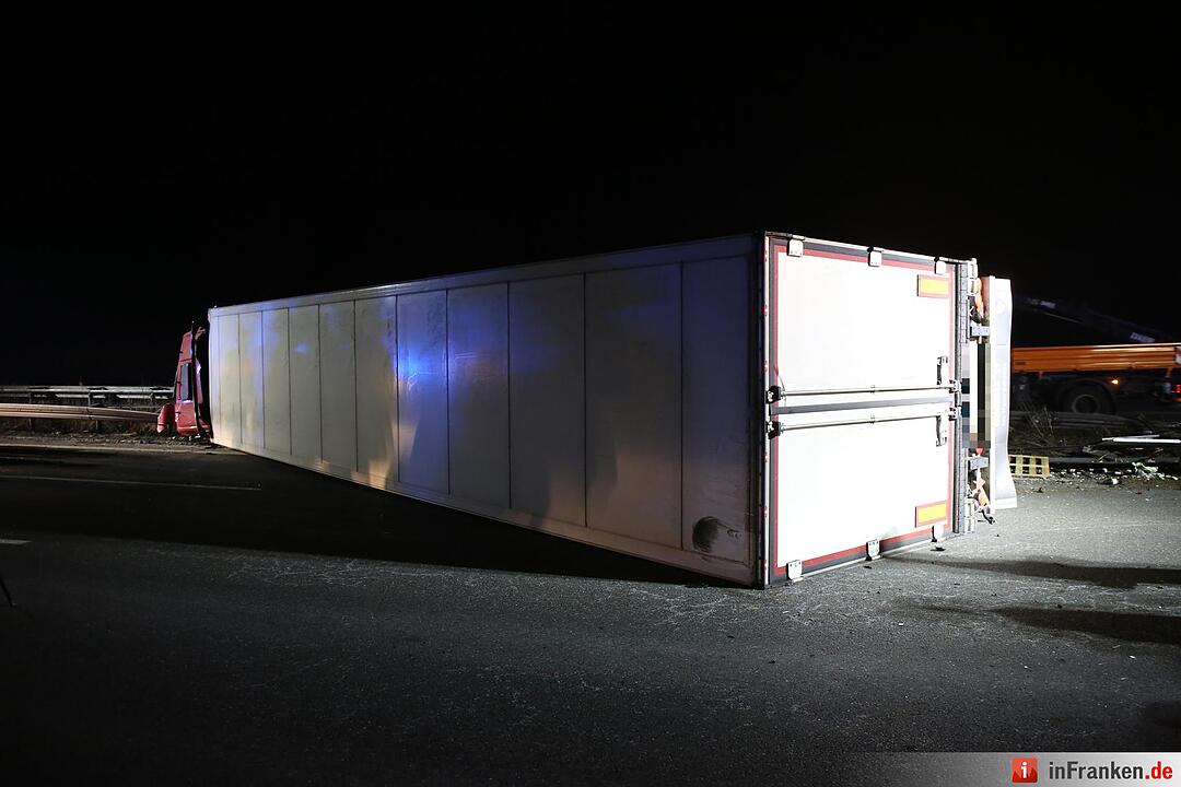 Kreis Bayreuth: Lkw kracht auf A9 in Mittelschutzplanke und kippt um – Fahrer verletzt