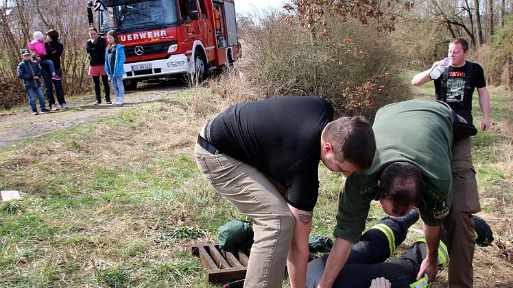 Gut gesichert machte sich auch Seßlachs Kommandant Robert Cervenka kopfüber ein Bild der Lage im Schacht.