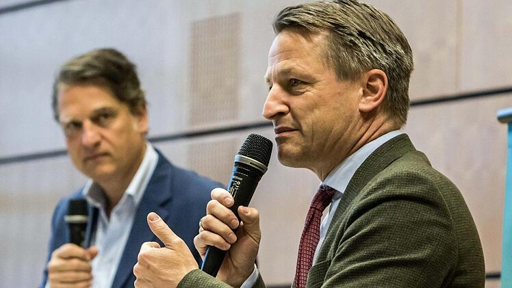 Jakob Augstein (links) und Nikolaus Blome in der Aula der Coburger HochschuleFoto: Jochen Berger