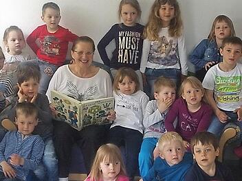 Schauspielerin und Synchronsprecherin Eva Maria Bayerwaltes liest den Großen im Neufanger Kiga Märchen vor. Foto: Heike Schülein