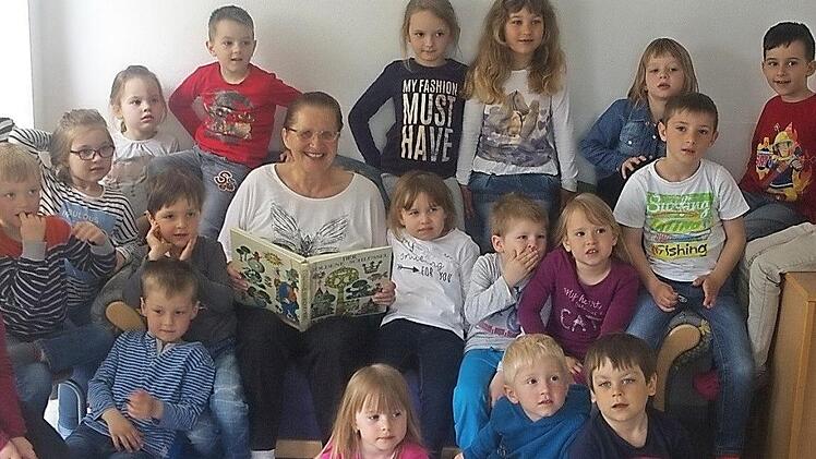 Schauspielerin und Synchronsprecherin Eva Maria Bayerwaltes liest den Großen im Neufanger Kiga Märchen vor. Foto: Heike Schülein
