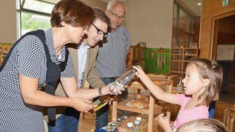 Im Mupäz-Kinderreich ist auch der Kaufladen sehr beliebt: Mila verkauft" an Helga Metzel, Jens Bunzel und Dirk Eilers Wasser in Flaschen. Foto: Dagmar Besand