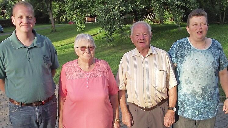 Unser Bild zeigt (von links) Markus Grosser (Sohn), Vorsitzender des Kleintierzuchtvereins Fischbach, das Jubelpaar Rosa und Franz Grosser, sowie die Schwiegertochter Astrid Grosser (Stellvertretende Vorsitzende des Kleintierzuchtvereins Fischbach). Foto: Dieter Wolf